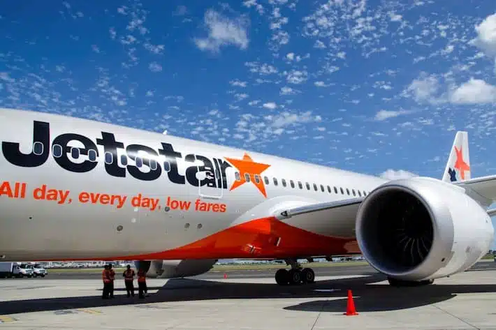 What caused Jet star to ground its half of the Boeing 787 fleet?