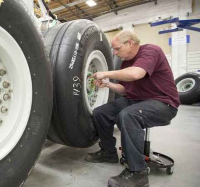 https://www.seattletimes.com/business/boeing-aerospace/tiny-crew-delivers-first-set-of-massive-777-landing-gear/