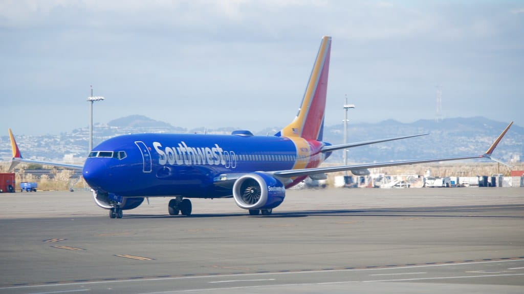 Southwest Airlines lowers requirements for new pilots