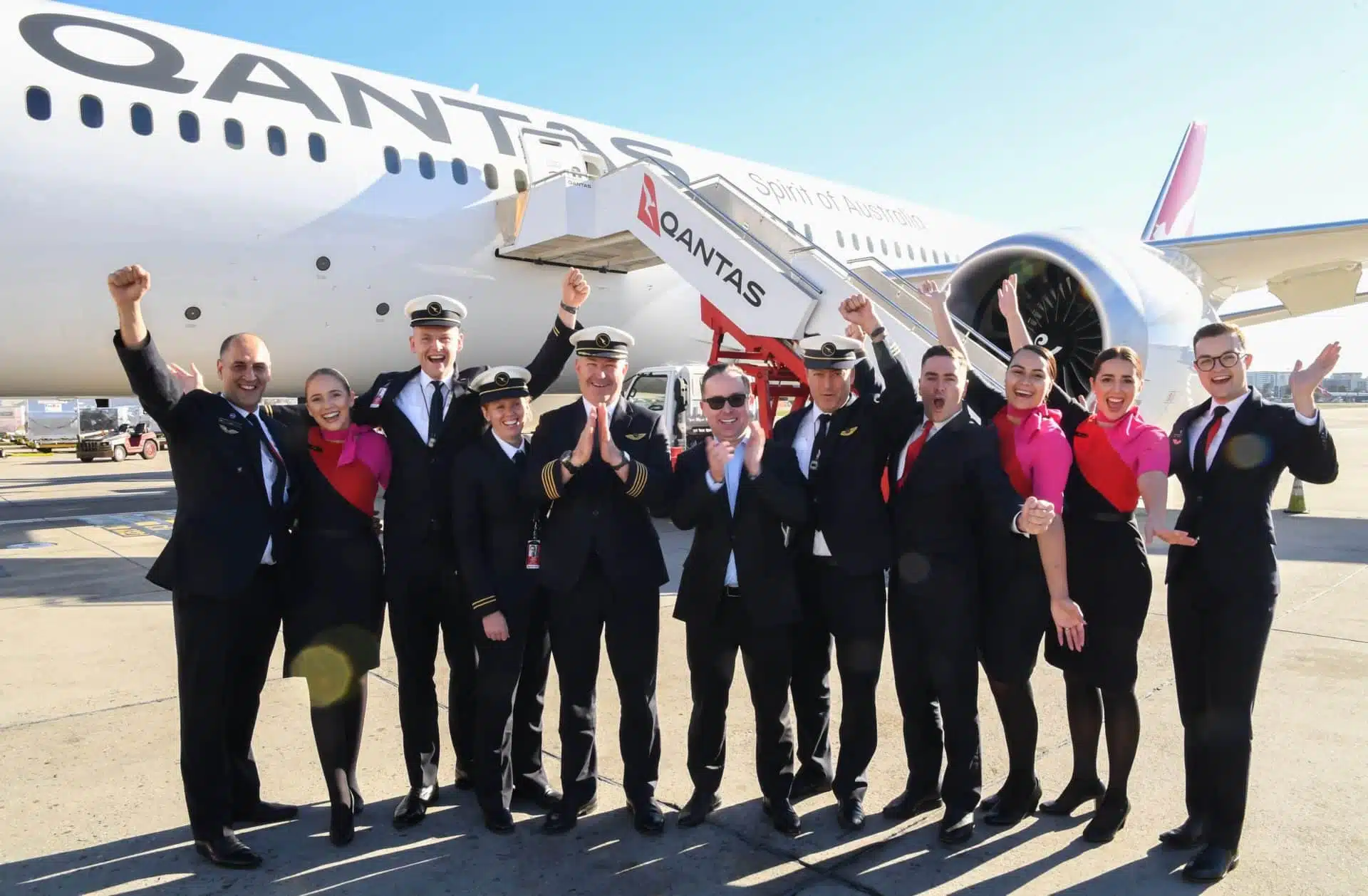 Record-breaking Qantas New York to Sydney flight touches down