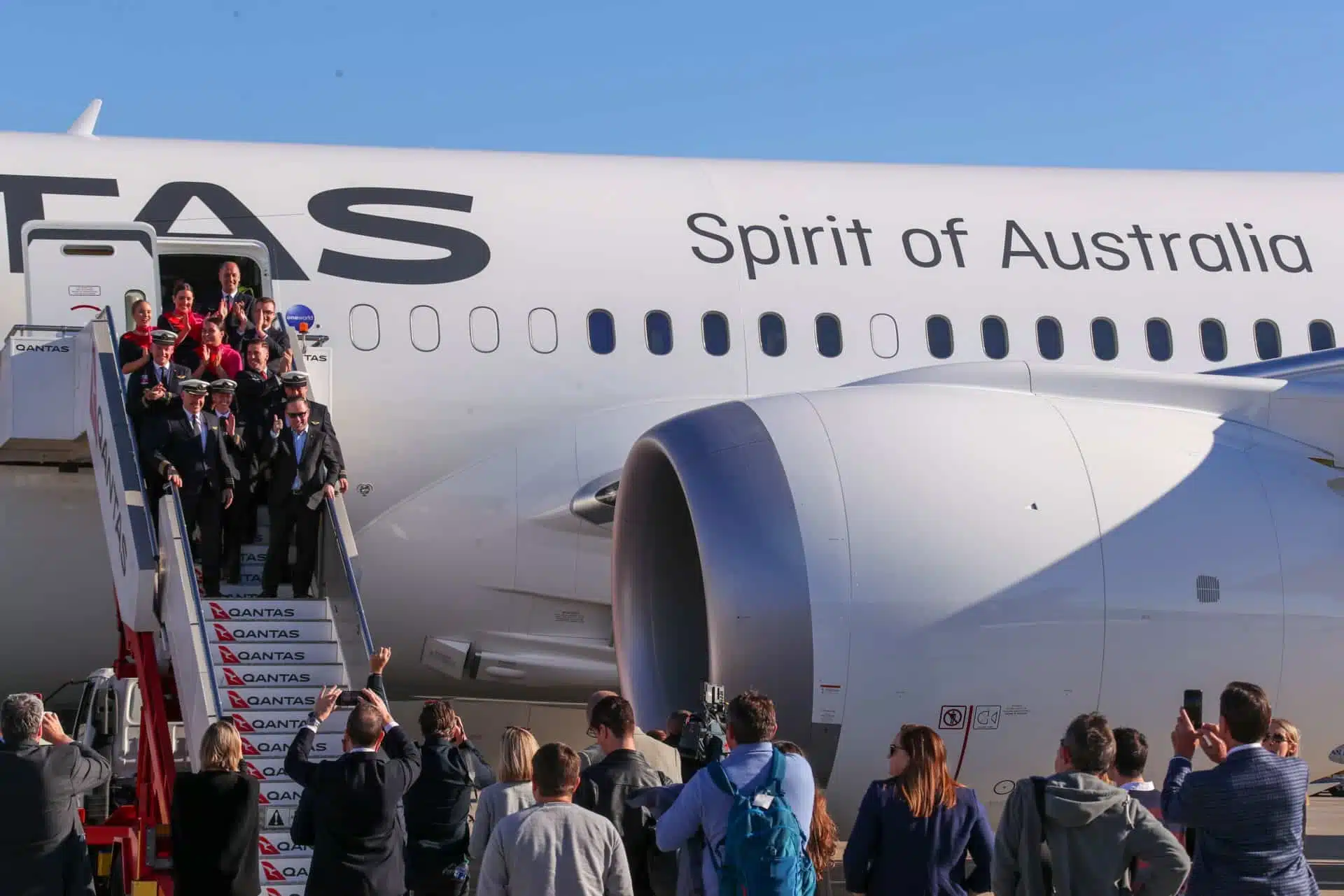 Record-breaking Qantas New York to Sydney flight touches down