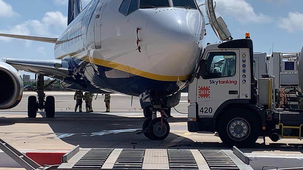 Snapped towbar caused Ryanair Boeing 737 hit 3 Fuel Tanker