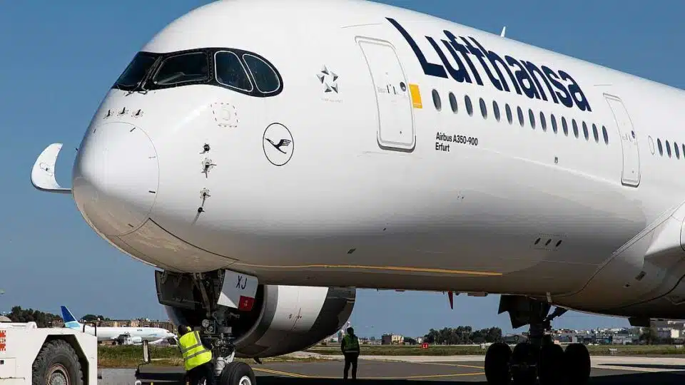 Lufthansa orders 22 latest-generation long-haul aircraft with list price of $7.5 billion