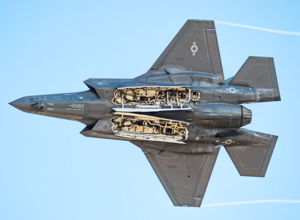 Top 5 features of F35 Lockheed martin fighter jet 
