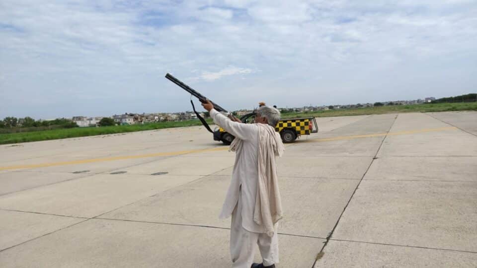 Pakistan depolying shooters at Lahore airport to shoo away birds.