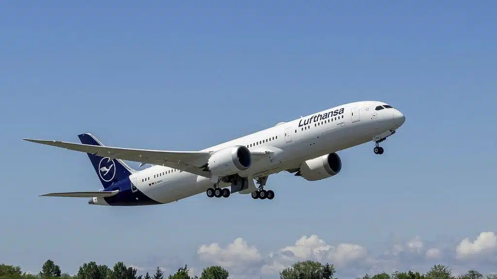 First Lufthansa Boeing 787 arrives in Frankfurt