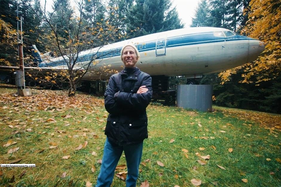 This Man Turned an Airplane Into His Home And The Interior Looks Pretty Special