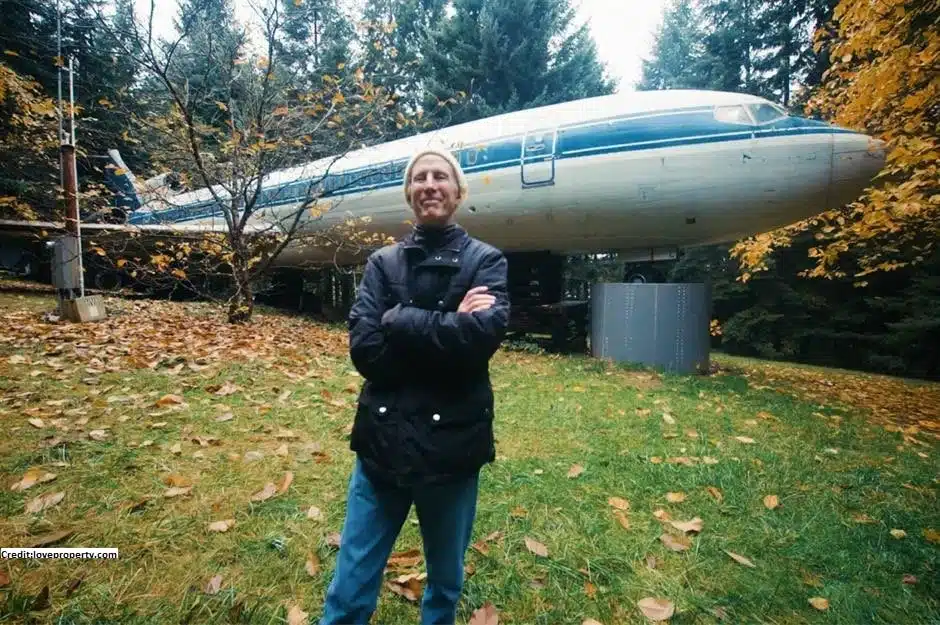 This Man Turned an Airplane Into His Home And The Interior Looks Pretty Special
