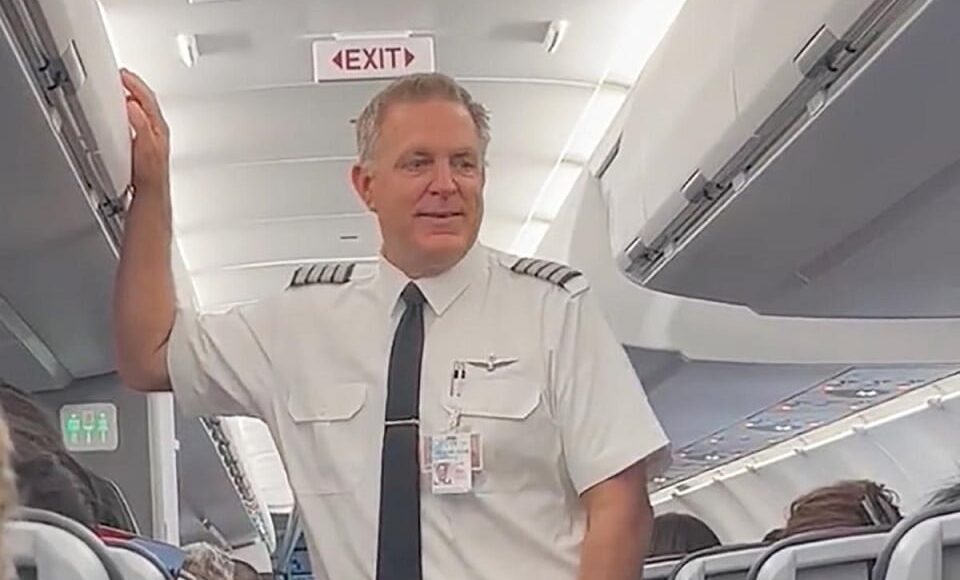 American Airlines’s captain apologizes for the delay and offers free drinks
