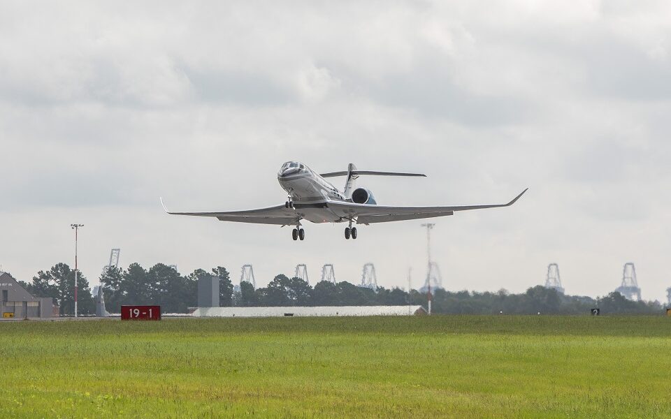 Second Gulfstream G800 test aircraft completes first flight