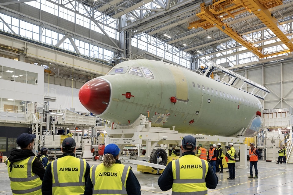 Airbus replaces the A380 factory in Toulouse with the opening of the A320 final assembly line
