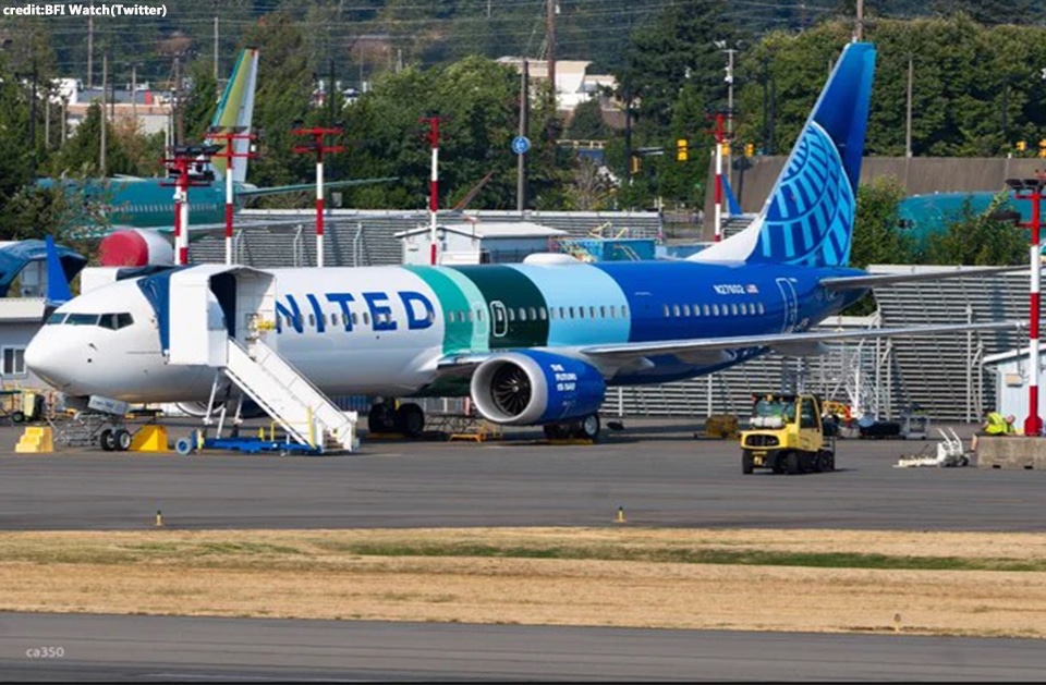 United Airlines B737 MAX Rolls Out from paint shop with Special Livery