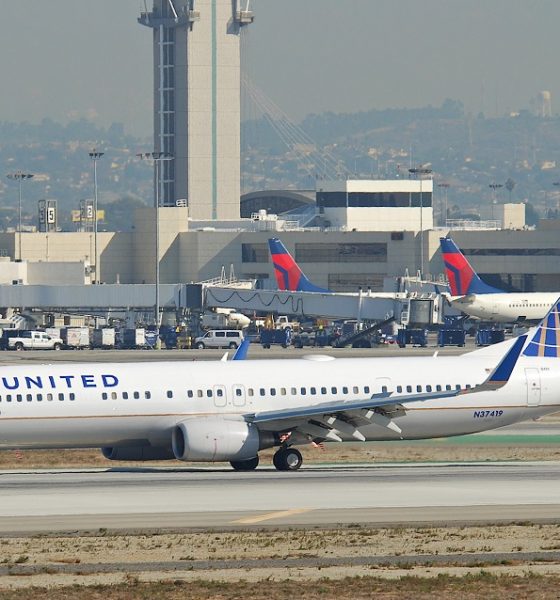 United Airlines Threatens Deplaning After Business Class Passengers Decline to Swap Seats with Crew