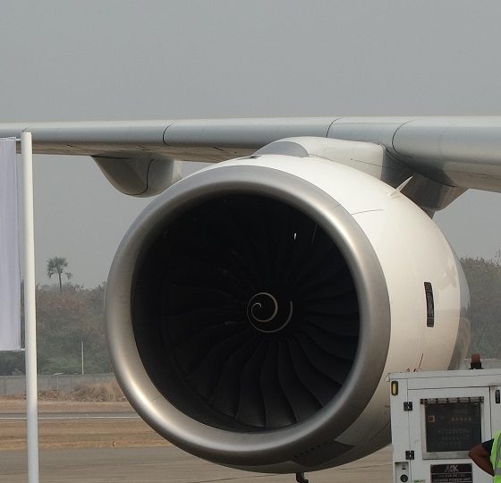 How does storing fuel in the wings help during long-haul flights?