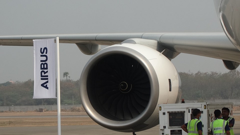 How does storing fuel in the wings help during long-haul flights?